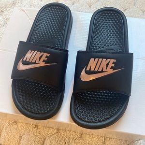 Nike Benassi JDI slides in black/rose gold (pink)